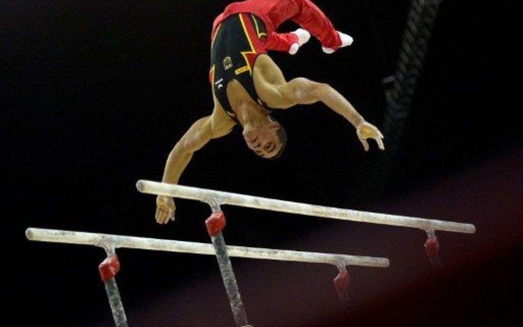 Великобританія, Лондон. Німецький гімнаст Маттіас Фаріг виконує вправу на брусах під час участі у міжнародних кваліфікаційних змаганнях серед чоловіків з гімнастики перед Лондонською Олімпіадою 2012 року. / © AFP