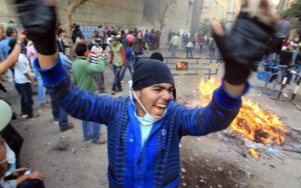 Єгипет, Каїр. Єгипетські демонстранти тікають під час зіткнень з силами безпеки на площі Тахрір у Каїрі. Свіжий зіткнення спалахнули на площі Тахрір між поліцією і демонстрантами, які вимагають кінця правління військових. / © AFP
