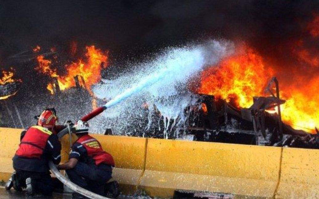 У зіткненні бензовозу і автобуса в Каракасі 14 людей згоріли живцем / © AFP