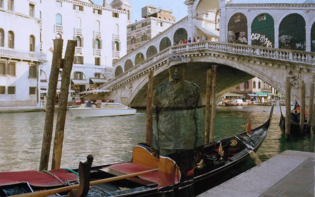 Ліу Болін перед Понте ді Ріалто у Венеції / © bigpicture.ru