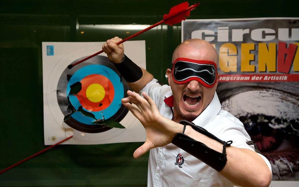Джо Александер з Гамбурга зміг із зав&rsquo;язаними очима зловити 4 стріли за 2 хвилини / © Guinness World Records
