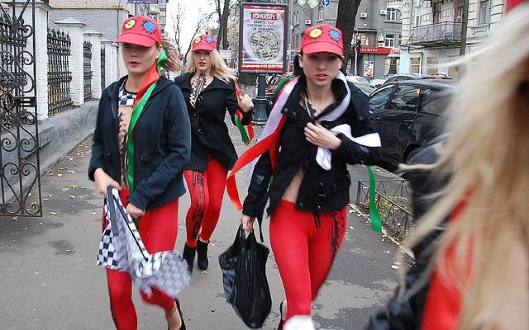 Активістки FEMEN відсвяткували відставку прем&rsquo;єр-міністра Італії Сільвіо Берлусконі. / © Жіночий рух FEMEN
