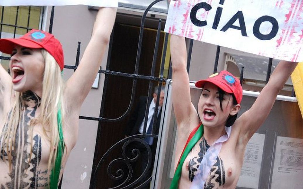 Активістки FEMEN відсвяткували відставку прем&rsquo;єр-міністра Італії Сільвіо Берлусконі. / © Жіночий рух FEMEN