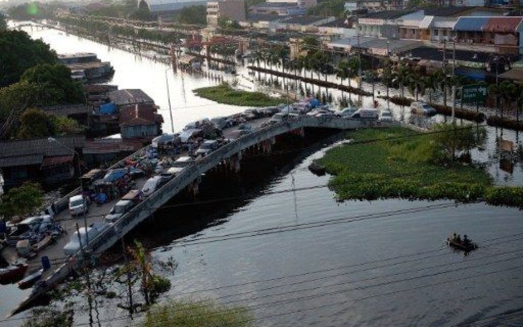 Таїланд, Бангкок. Автомобілі, припарковані на затопленому шляхопроводі на околиці района Рангсіт у Бангкоку. Принаймні, 562 людини загинули, сотні тисяч постраждали в результаті найсильнішої за кілька десятиліть повені у Таїланді. / © AFP