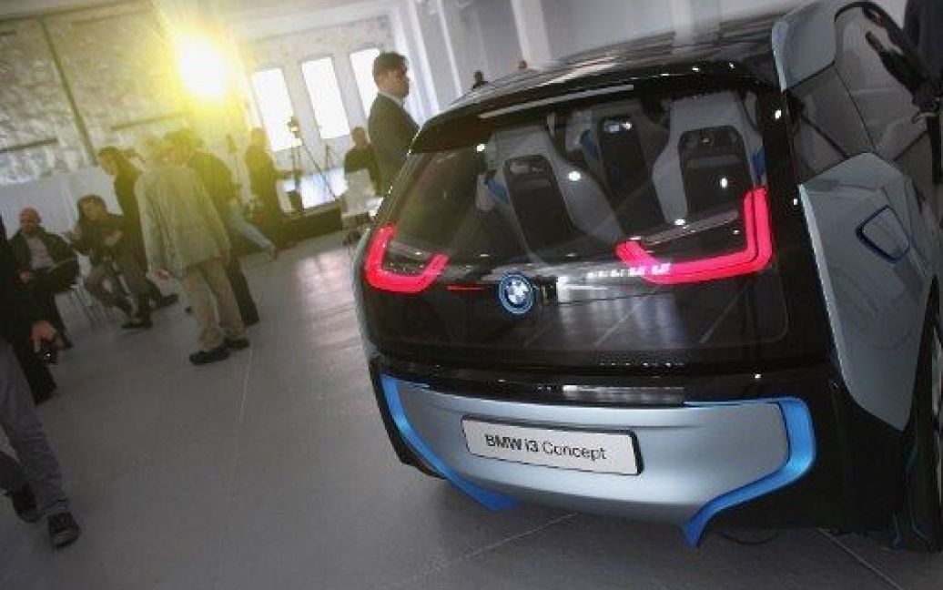 В Нью-Йорку провели показ гібридного концепт-кару BMW i8 і електромобіля BMW i3, корпуси яких створені з вуглецевого волокна / © AFP