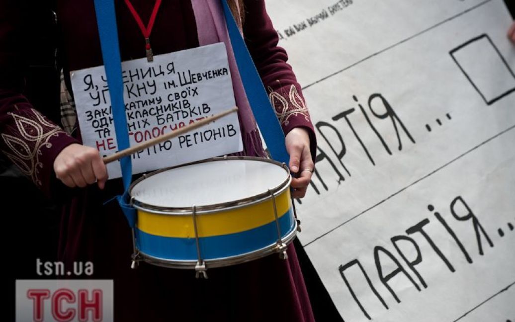 Перед офісом Партії регіонів у Києві студенти влаштували виставку "зброї". / © Євген Малолєтка/ТСН.ua