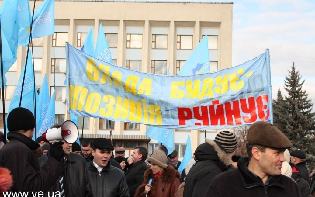 Під час проведення акції на площу прийшли активісти Партії регіонів / © Газета Є