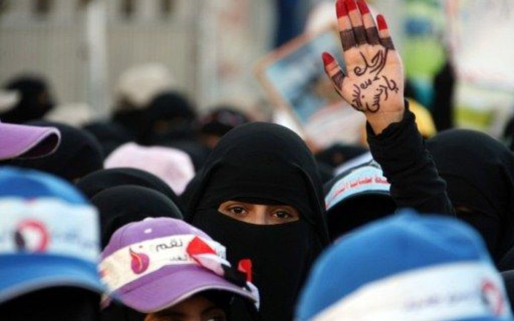 Ємен, Сана. Єменські антиурядові демонстранти піднімають руки з гаслом "Йди, президенте" та кольорами національного прапора під час акції протесту в Сані. В результаті розгону акцій з вимогами повалення президента Алі Абдалли Салеха, які тривають в Ємені з січня 2011 року, загинули сотні людей і тисячі отримали поранення. / © AFP