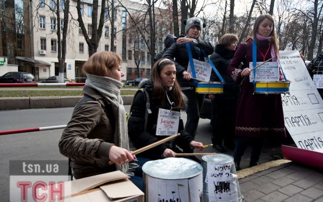 Перед офісом Партії регіонів у Києві студенти влаштували виставку "зброї". / © Євген Малолєтка/ТСН.ua