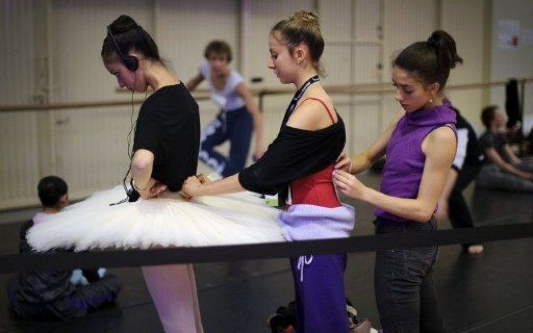 Швейцарія, Лозанна. Молоді танцюристи готуються до участі у 40-му Міжнародному конкурсі артистів балету на Приз Лозанни. Фіналісти отримують стипендію на безкоштовне навчання у всесвітньо відомій школі танцю. / © AFP