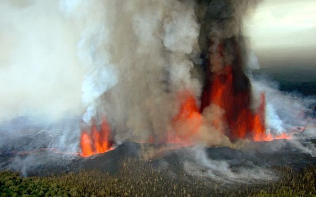 Вулкан Ньямлагіра, розташований в 25-30 км на північ від озера Ківу, вважається найактивнішим вулканом Африки. / © National Geographic