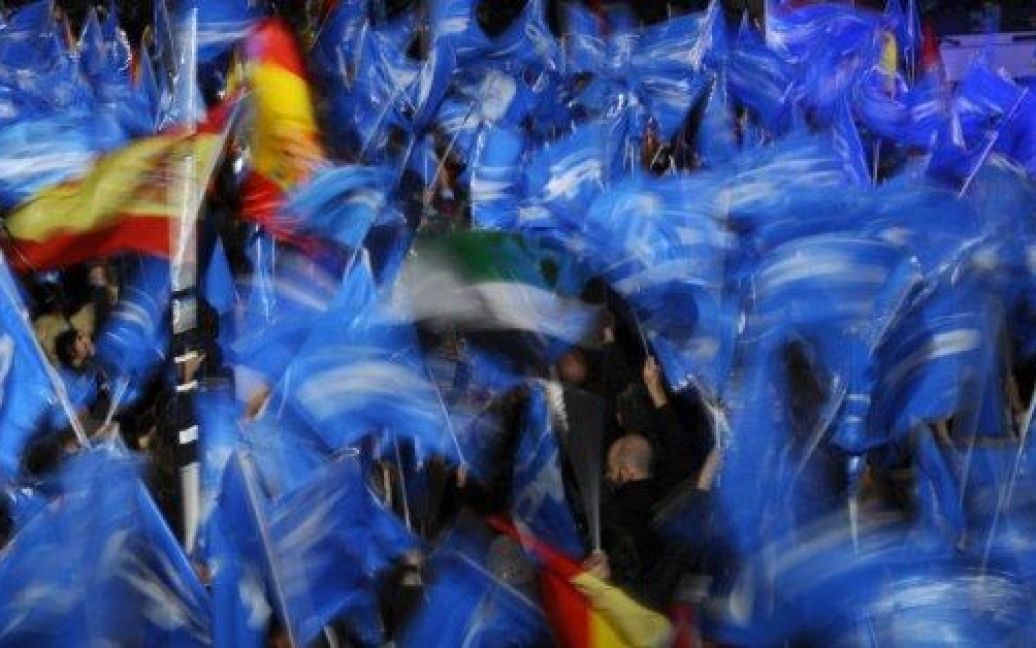 Іспанія, Мадрид. Прихильники опозиційної "Народної партії" розмахують прапорами перед штаб-квартирою партії у Мадриді. "Праві" політичні рухи Іспанії отримали перемогу на виборах. / © AFP