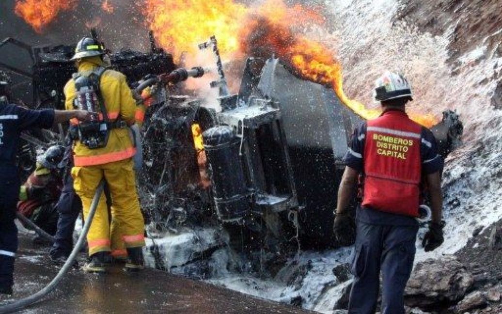 У зіткненні бензовозу і автобуса в Каракасі 14 людей згоріли живцем / © AFP