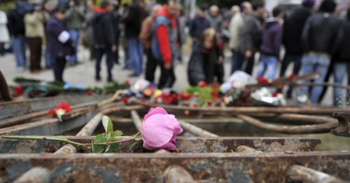 Греція, Афіни. Люди залишають квіти на пам'ятнику студентам, які загинули під час повстання 1973 року проти тодішньої військової хунти в Афінах. / © AFP