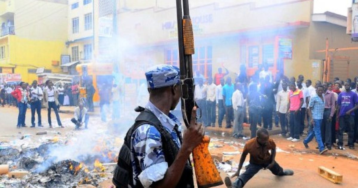 Уганда, Кампала. Угандійські торговці заблокувати кілька вулиць у Кампалі на знак протесту проти відключень електроенергії, що, на їхню думку, шкодить підприємствам по всій країні.