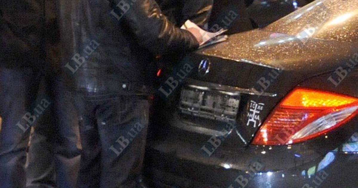 На перетині вулиць Хрещатик і Прорізна в Києві зіткнулися близько 10 автомобілів, регулювальник отримав травму. / © LB.ua