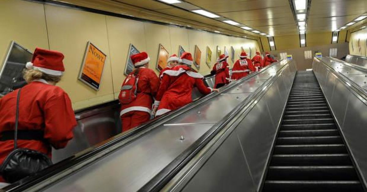 Забіг Санта-Клаусів у Ліверпулі / © AFP