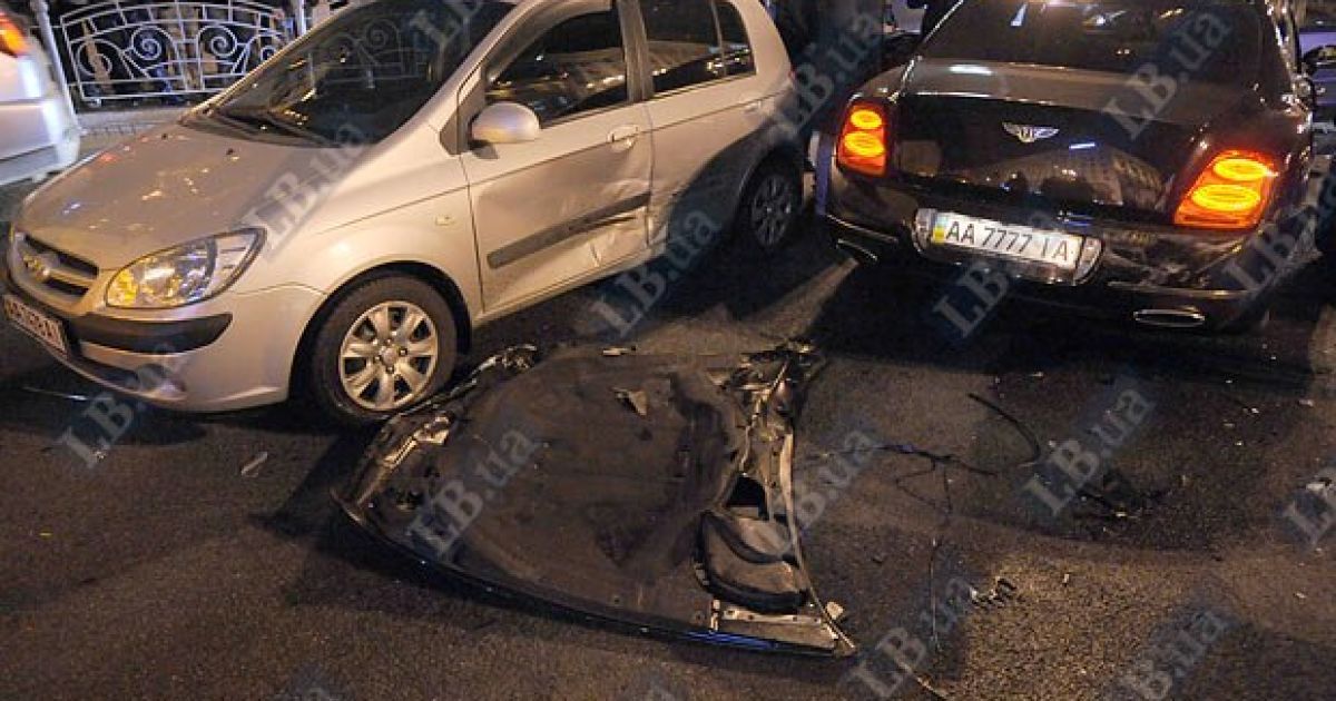 На перетині вулиць Хрещатик і Прорізна в Києві зіткнулися близько 10 автомобілів, регулювальник отримав травму. / © LB.ua