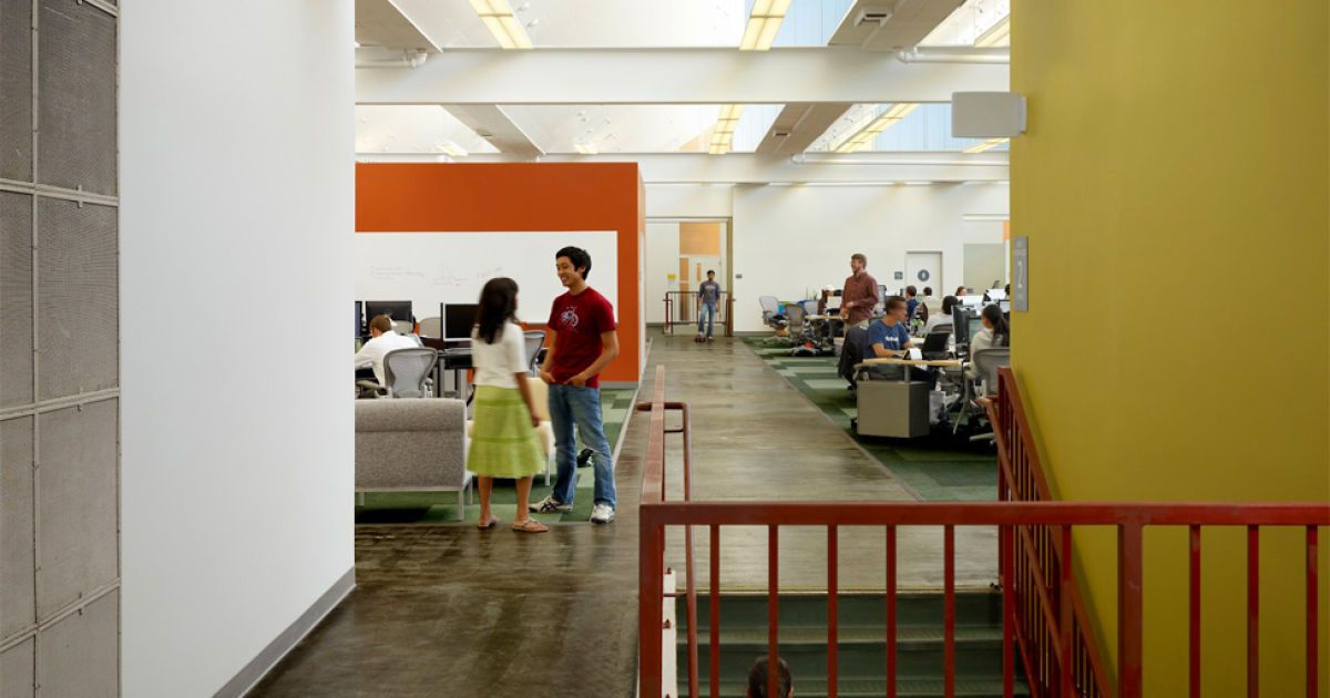 У приміщенні загальною площею 13,935 квадратних метрів працюють більше 700 людей. / © bigpicture.ru