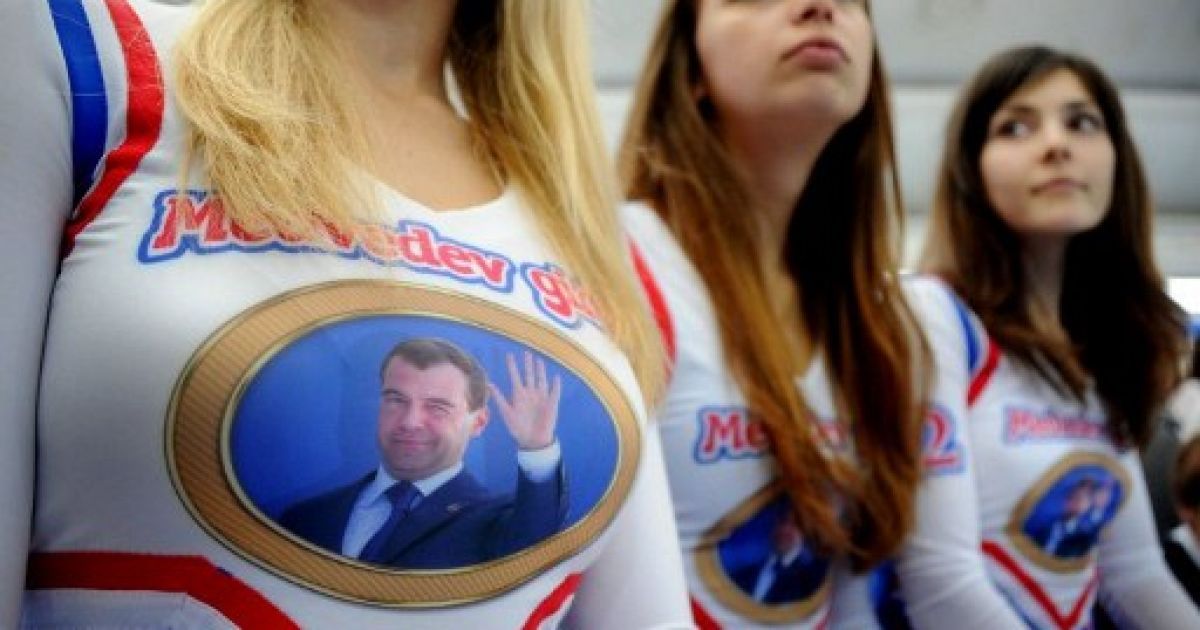 Росія, Москва. Члени інтернет-спільноти "Дівчата Медведєва", яка підтримує президента Росії Дмитра Медведєва, беруть участь у зустрічі Медведєв з блогерами у Кремлі. / © AFP