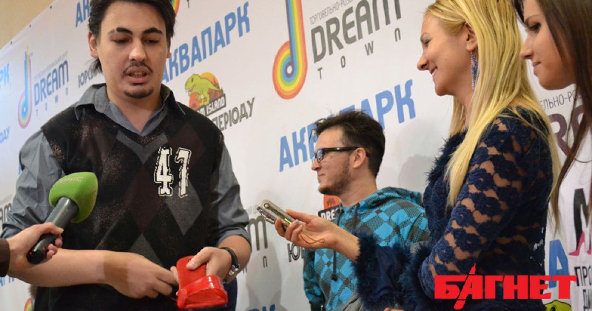 Вела акцію "найбілявіша білявка" України Оля Полякова / © Багнет