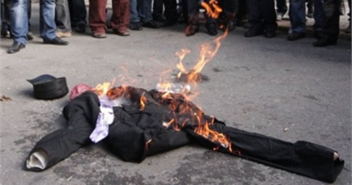 Акцію протесту в Сімферополі відкрили молебнем, а трохи пізніше спалили опудало Джемілєва / © УНІАН