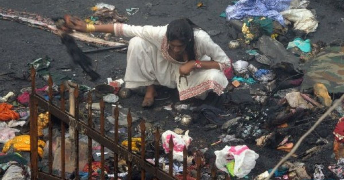 Індія, Нью-Делі. Євнух шукає речі серед сміття на місці великої пожежі у центрі євнухів. Щонайменше 15 євнухів загинули, 31 отримав поранення, коли вогонь охопив місце щорічного з&#039;їзду євнухів у Нью-Делі. / © AFP