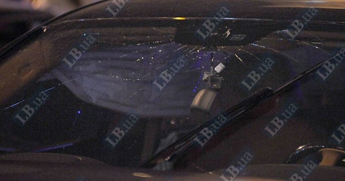 На перетині вулиць Хрещатик і Прорізна в Києві зіткнулися близько 10 автомобілів, регулювальник отримав травму. / © LB.ua