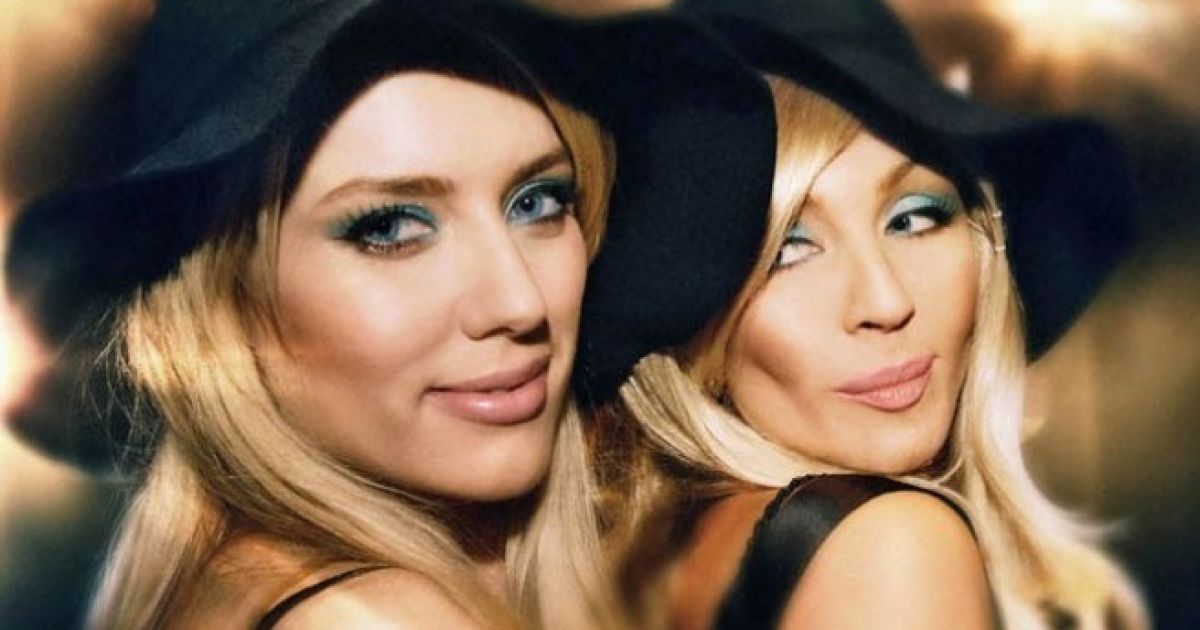 Жінки упевнені - їхні стосунки це більше ніж дружба