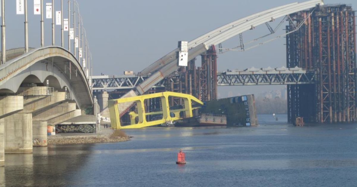 У Києві на будівництві мосту в Дніпро впав плавучий кран "Захарій"
