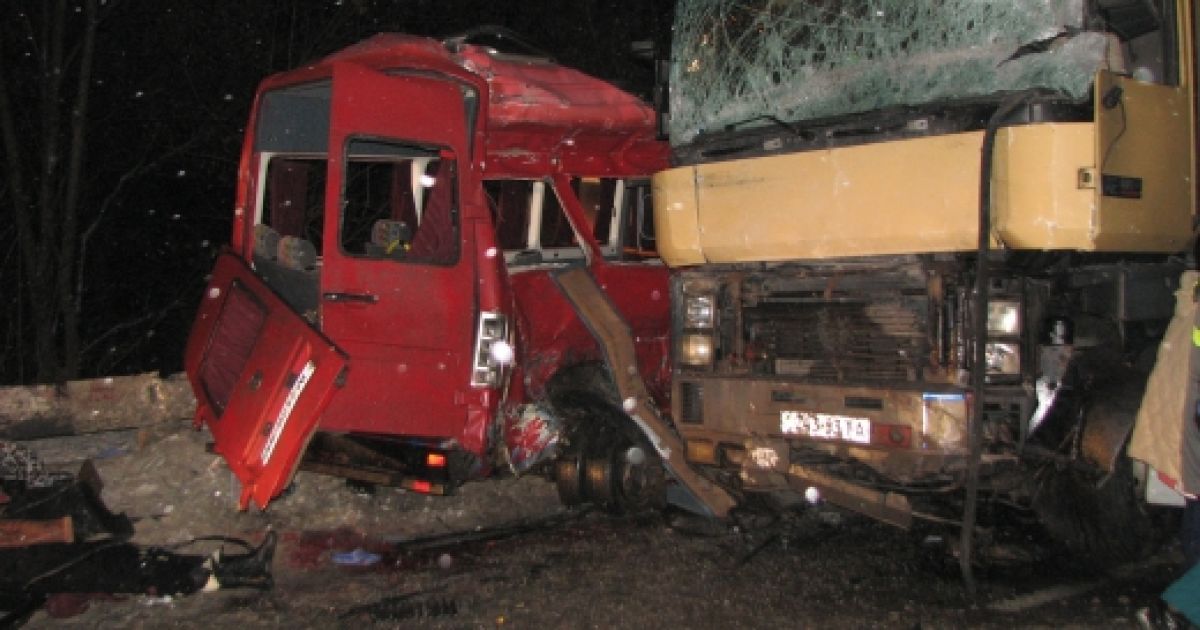 На свято Водохреще маршрутка з прочанами влетіла у фуру: 9 людей загинули