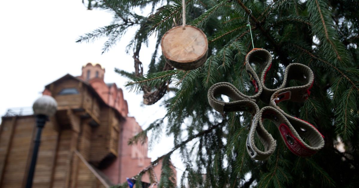 В Києві біля "Золотих воріт" відкрили ресайклінг-ялинку