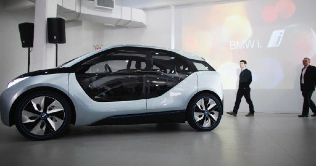 В Нью-Йорку провели показ гібридного концепт-кару BMW i8 і електромобіля BMW i3, корпуси яких створені з вуглецевого волокна / © AFP