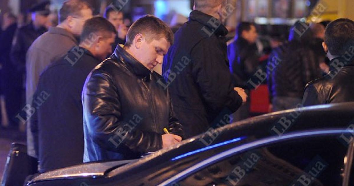 На перетині вулиць Хрещатик і Прорізна в Києві зіткнулися близько 10 автомобілів, регулювальник отримав травму. / © LB.ua