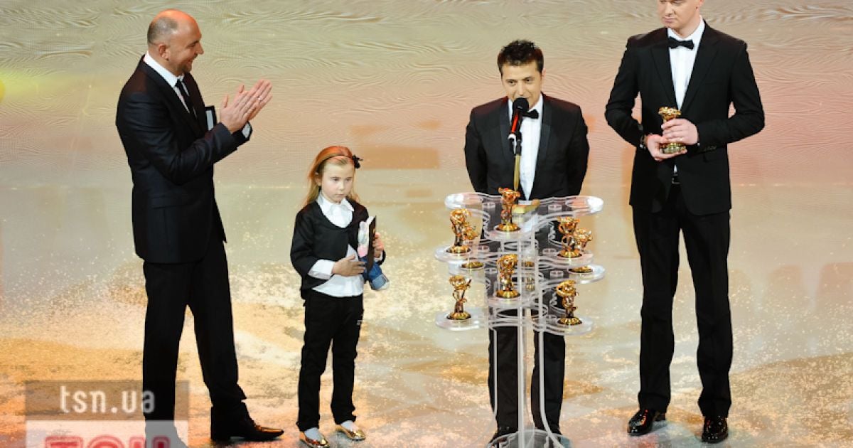 Олександр Богуцький з дочкою вручив премію "Вечірньому кварталу"