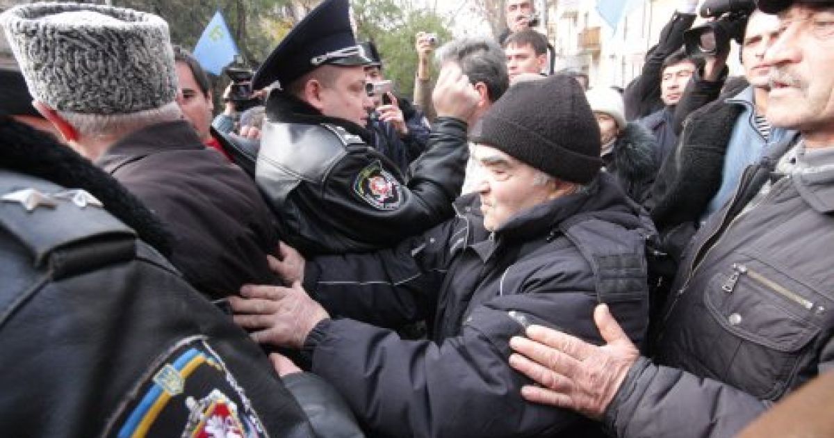 У Сімферополі відбувся мітинг за участю представників різних кримськотатарських громадських організацій. / © УНІАН