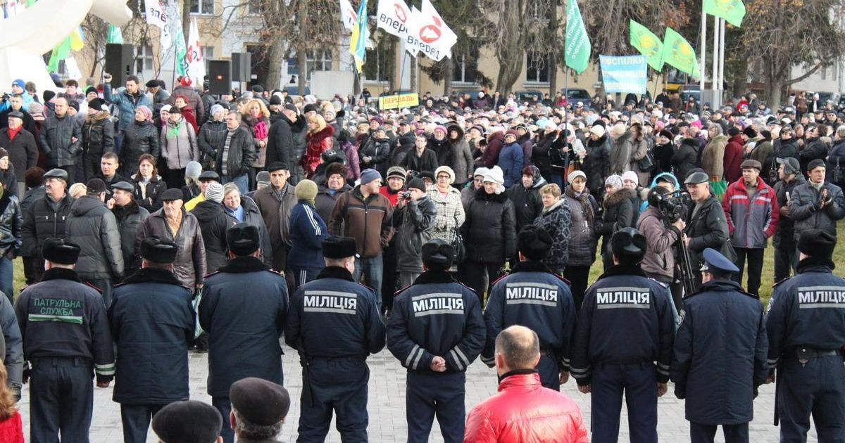 В Хмельницькому сутички виникли під час "Маршу порожніх гаманців" між підприємцями та активістами Партії регіонів. / © Газета Є