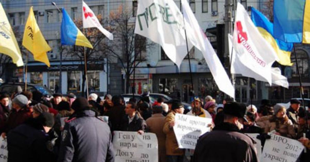 Будівлю Харківської міськради пікетують представники БЮТ "Батьківщина", ВО"Свобода" і КПУ. / © 057.ua