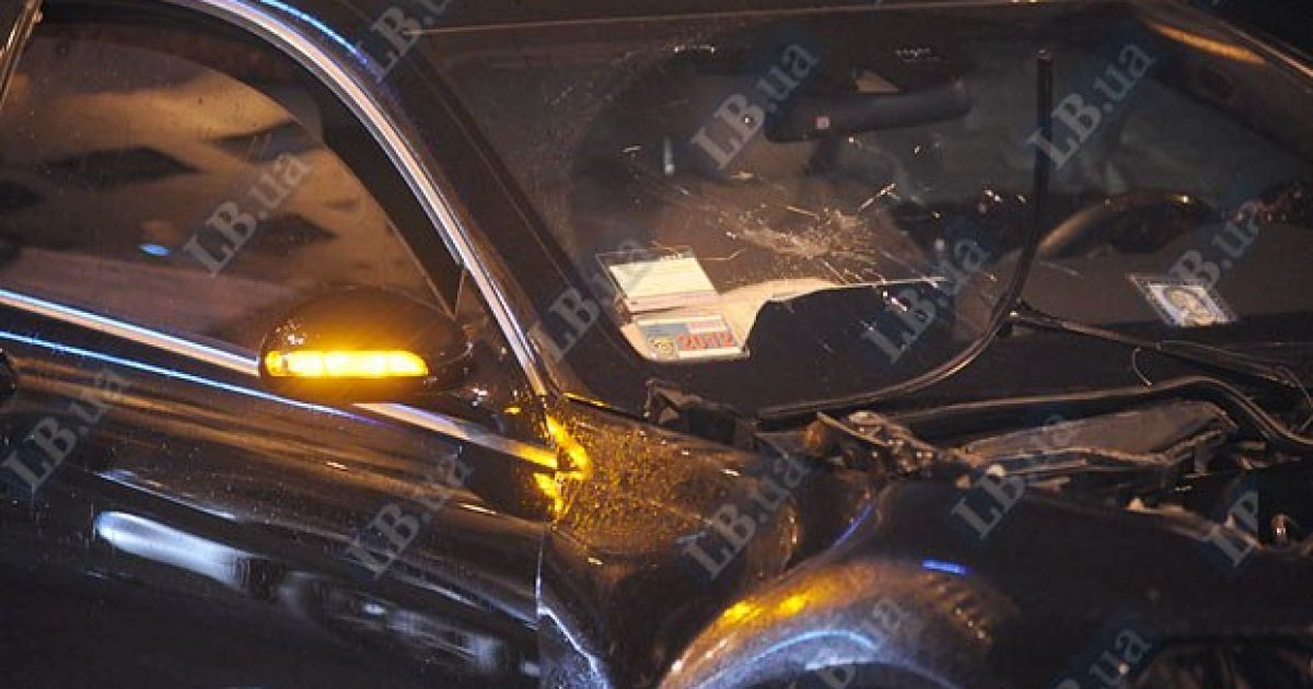 На перетині вулиць Хрещатик і Прорізна в Києві зіткнулися близько 10 автомобілів, регулювальник отримав травму. / © LB.ua