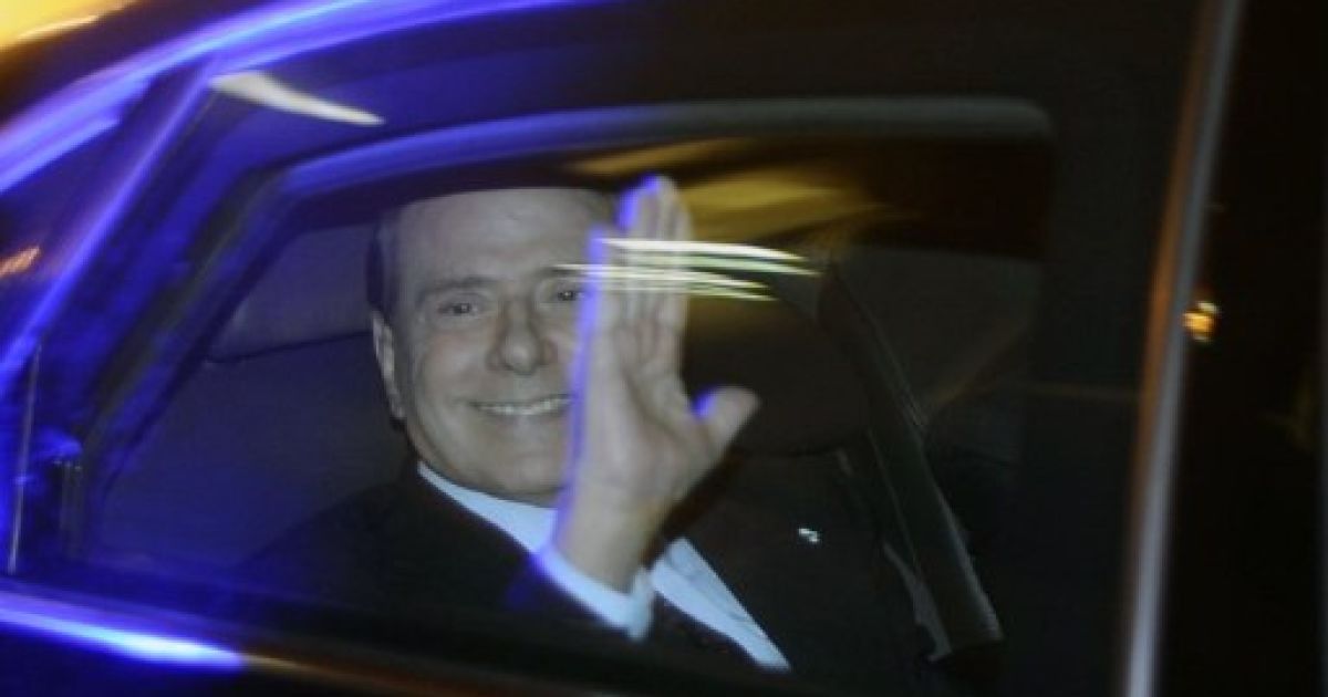Італія, Рим. Прем&#039;єр-міністр Італії Сільвіо Берлусконі залишає свою резиденцію Palazzo Grazzioli і прямує до президентського палацу, щоб офіційно подати прохання про відставку президентові Італії. 75-річний Берлусконі пішов у відставку після 17-річного панування у італійському політичному житті. / © AFP