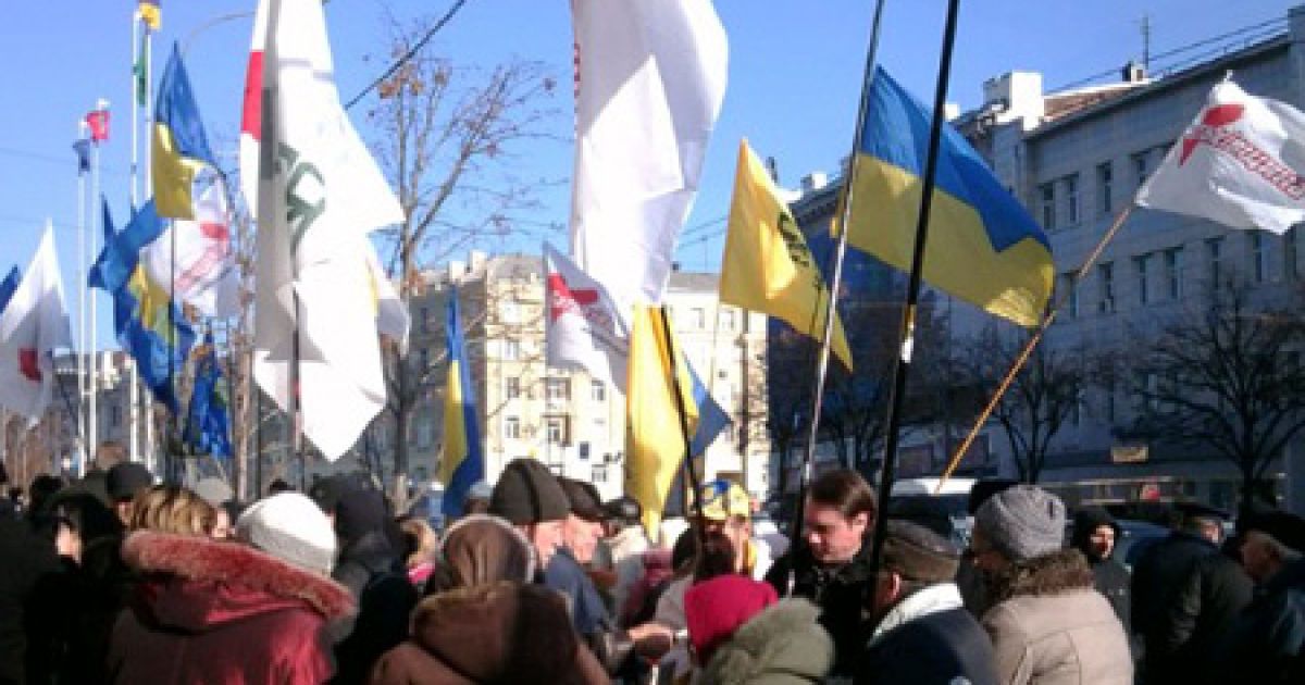 Будівлю Харківської міськради пікетують представники БЮТ "Батьківщина", ВО"Свобода" і КПУ. / © objectiv.tv