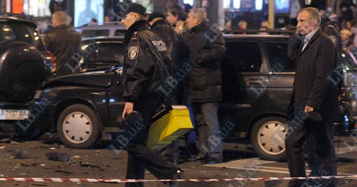 На перетині вулиць Хрещатик і Прорізна в Києві зіткнулися близько 10 автомобілів, регулювальник отримав травму. / © LB.ua