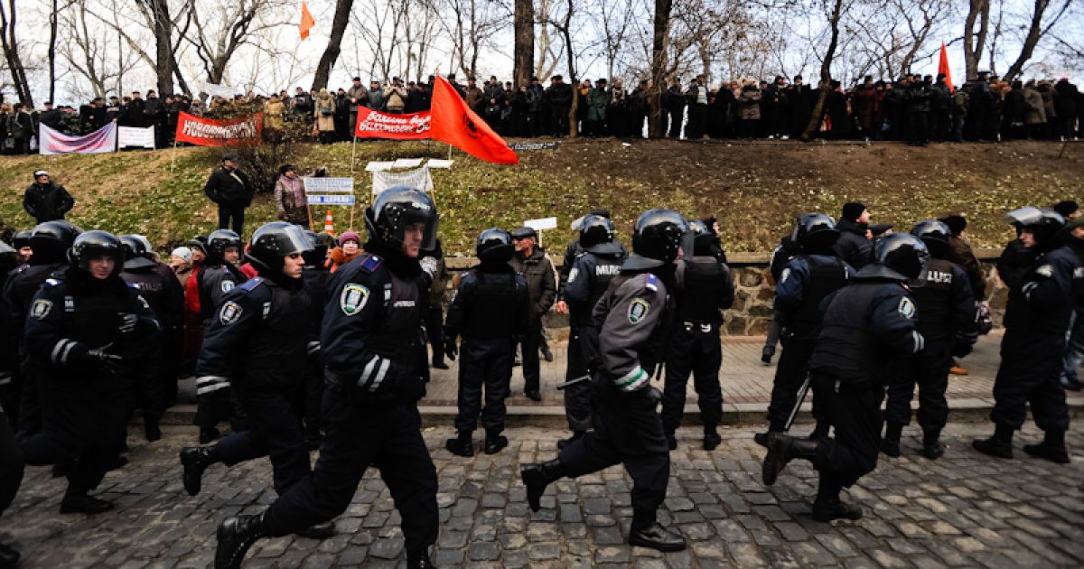 Активісти закликають людей продовжувати мітинги кілька днів.