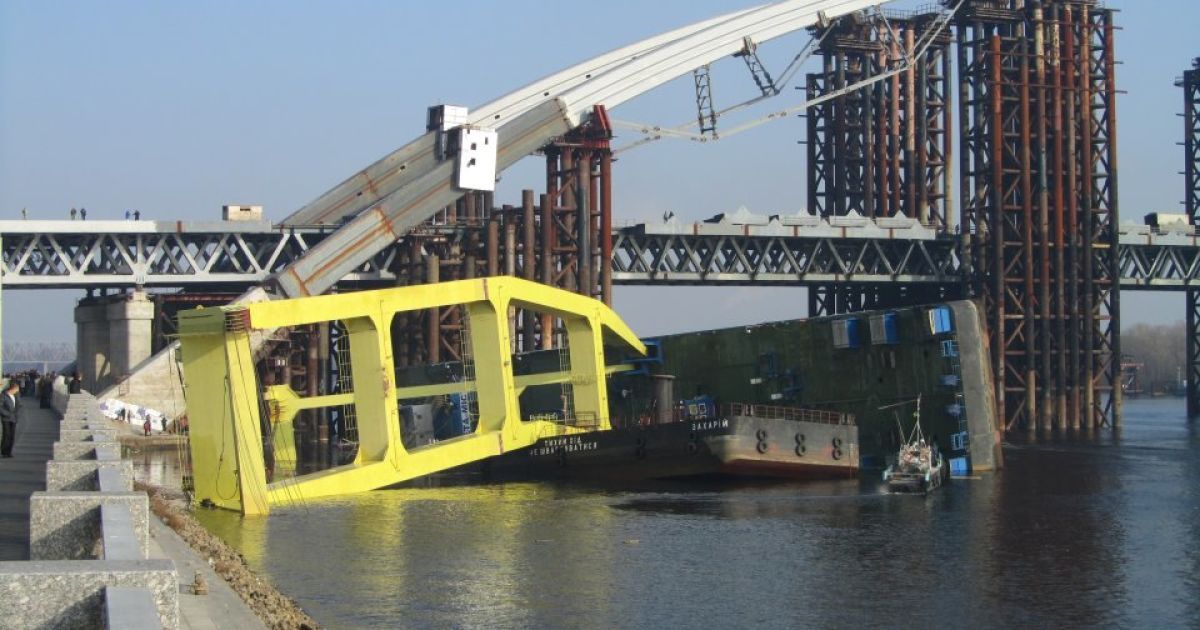 У Києві на будівництві мосту в Дніпро впав плавучий кран "Захарій"