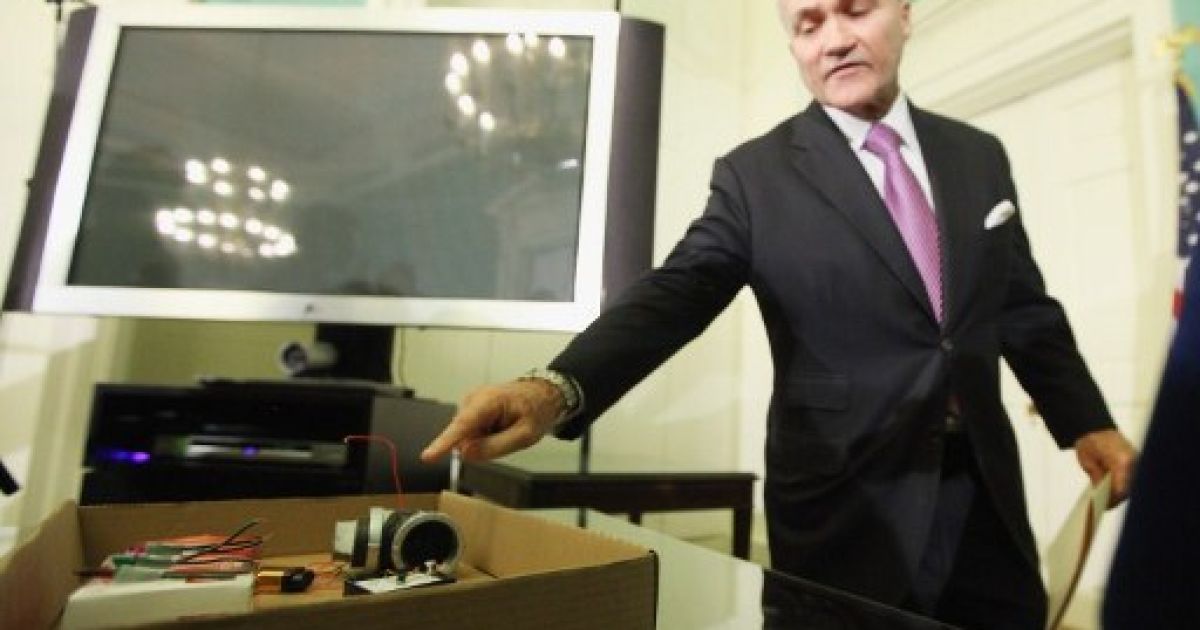 Глава поліції Нью-Йорка Рей Келлі продемонстрував вилучений у передбачуваного терориста пристрій