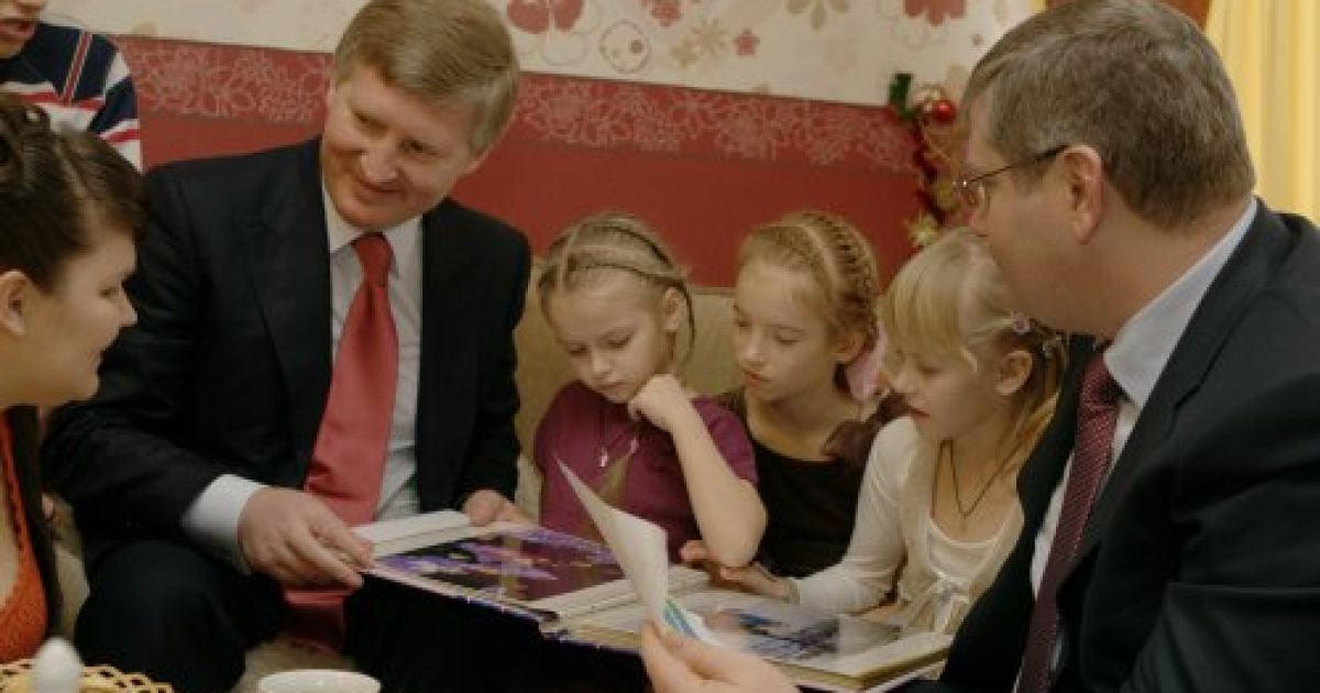 Після цього Рінат Ахметов та Ігор Крутой побували у родині Пінчуків, яка виховує 10 дітей / © УНІАН