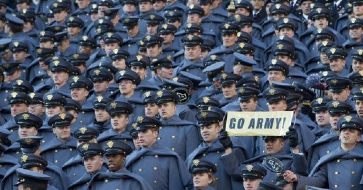 США, Лендовер. Військові курсанти вболівають за свою команду під час проведення футбольного матчу між представниками армії та флоту. / © AFP
