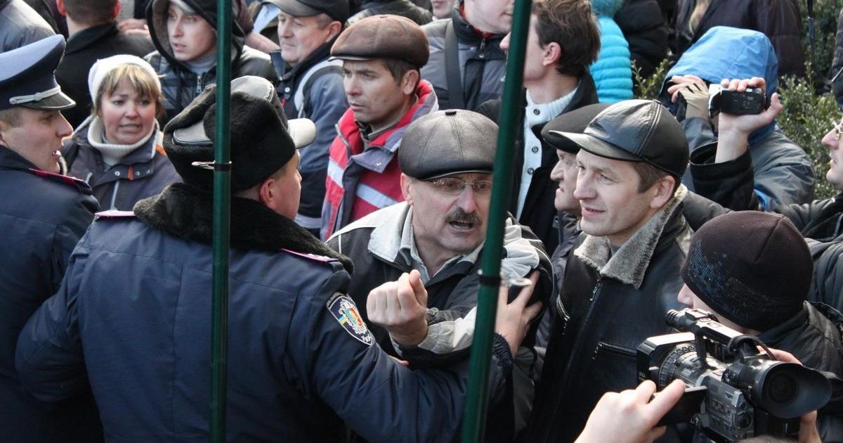 В Хмельницькому сутички виникли під час "Маршу порожніх гаманців" між підприємцями та активістами Партії регіонів. / © Газета Є
