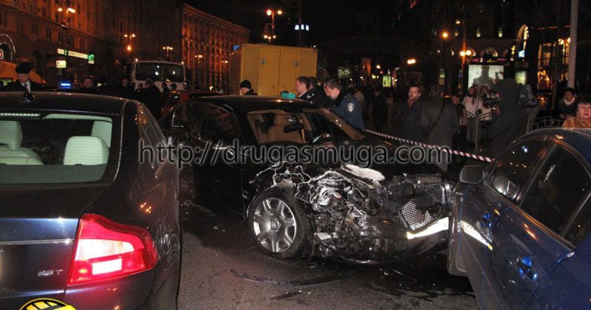 На перетині вулиць Хрещатик і Прорізна в Києві зіткнулися близько 10 автомобілів, регулювальник отримав травму. / © drugasmuga.com