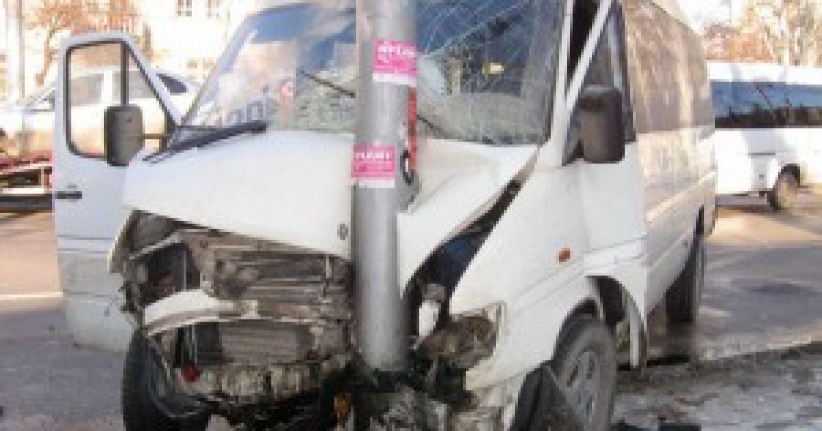Водій не впорався з керуванням на слизькій дорозі